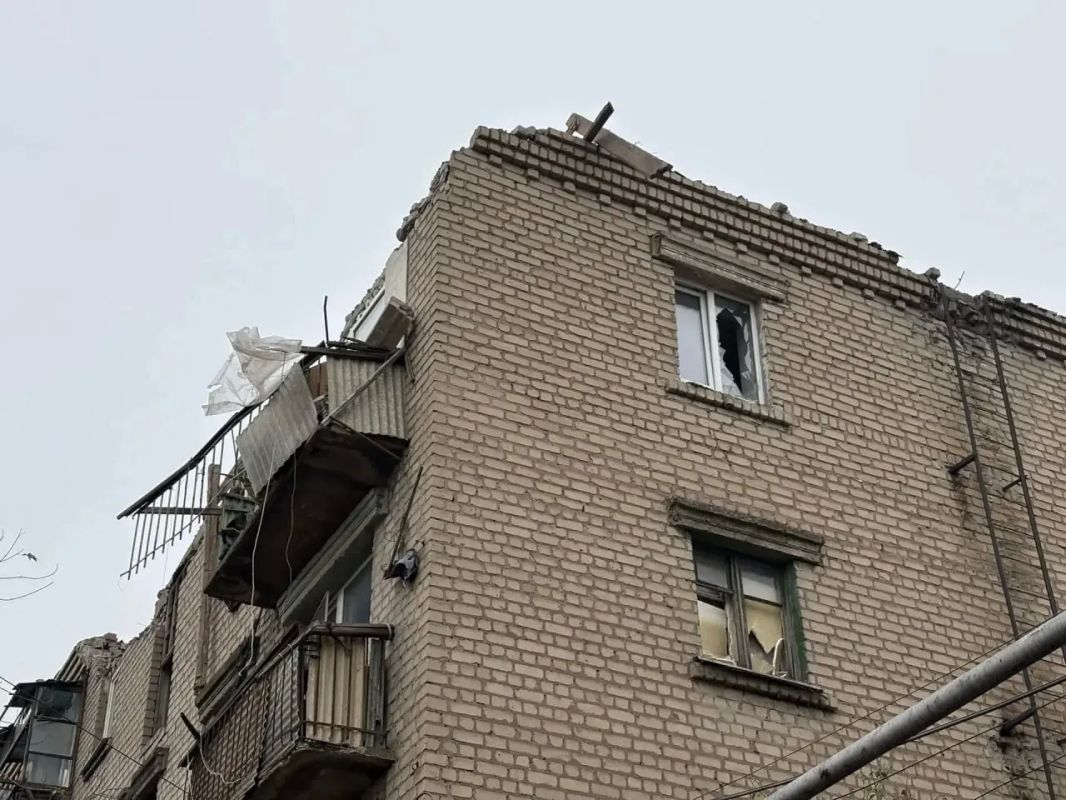 Враг ударил по многоэтажному жилому дому в Красном Луче Враг ударил по многоэтажному жилому дому в Красном Луче