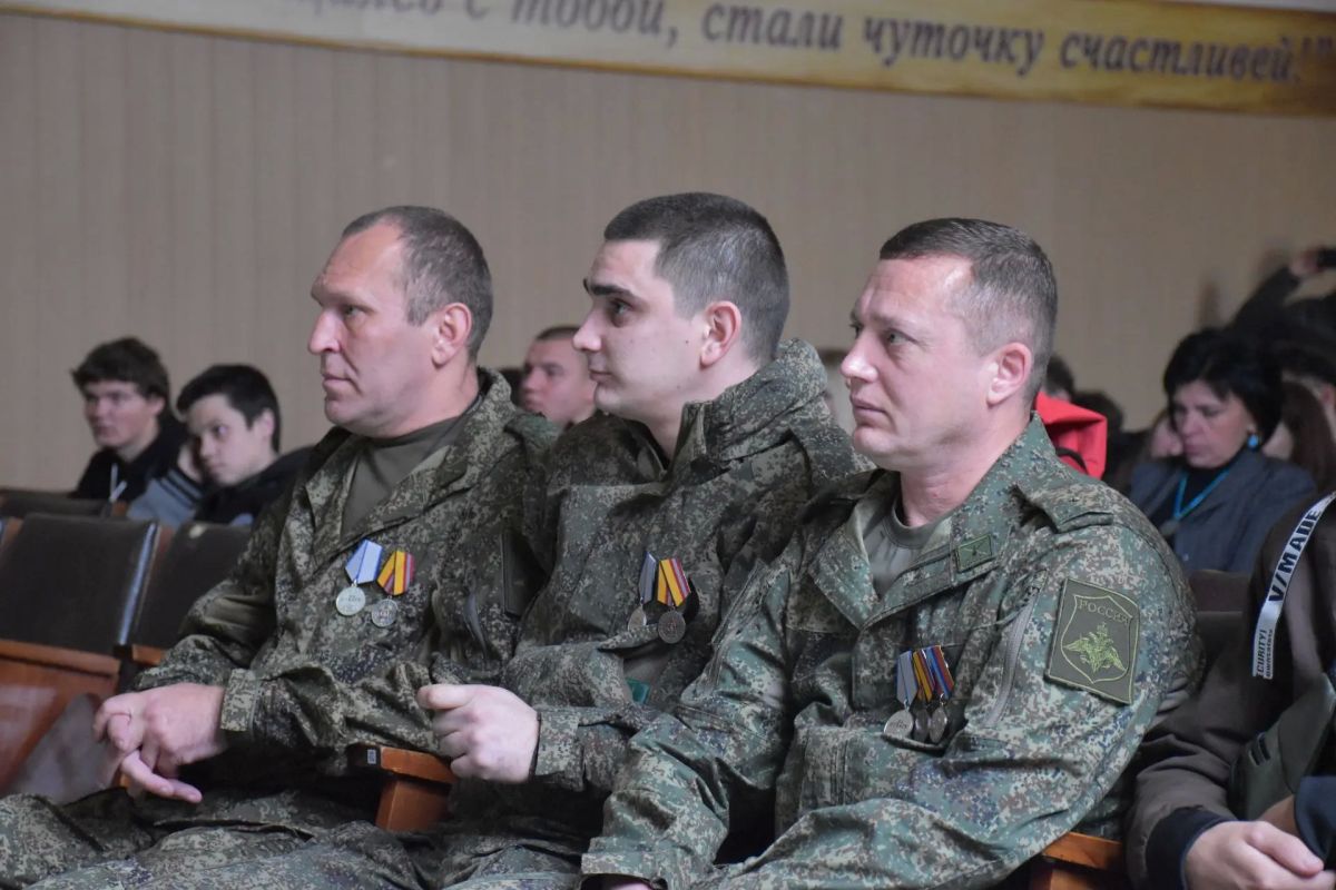 Разговор о важном: в Ровеньковском технико-экономическом колледже прошла встреча ко Дню призывника Разговор о важном: в Ровеньковском технико-экономическом колледже прошла встреча ко Дню призывника