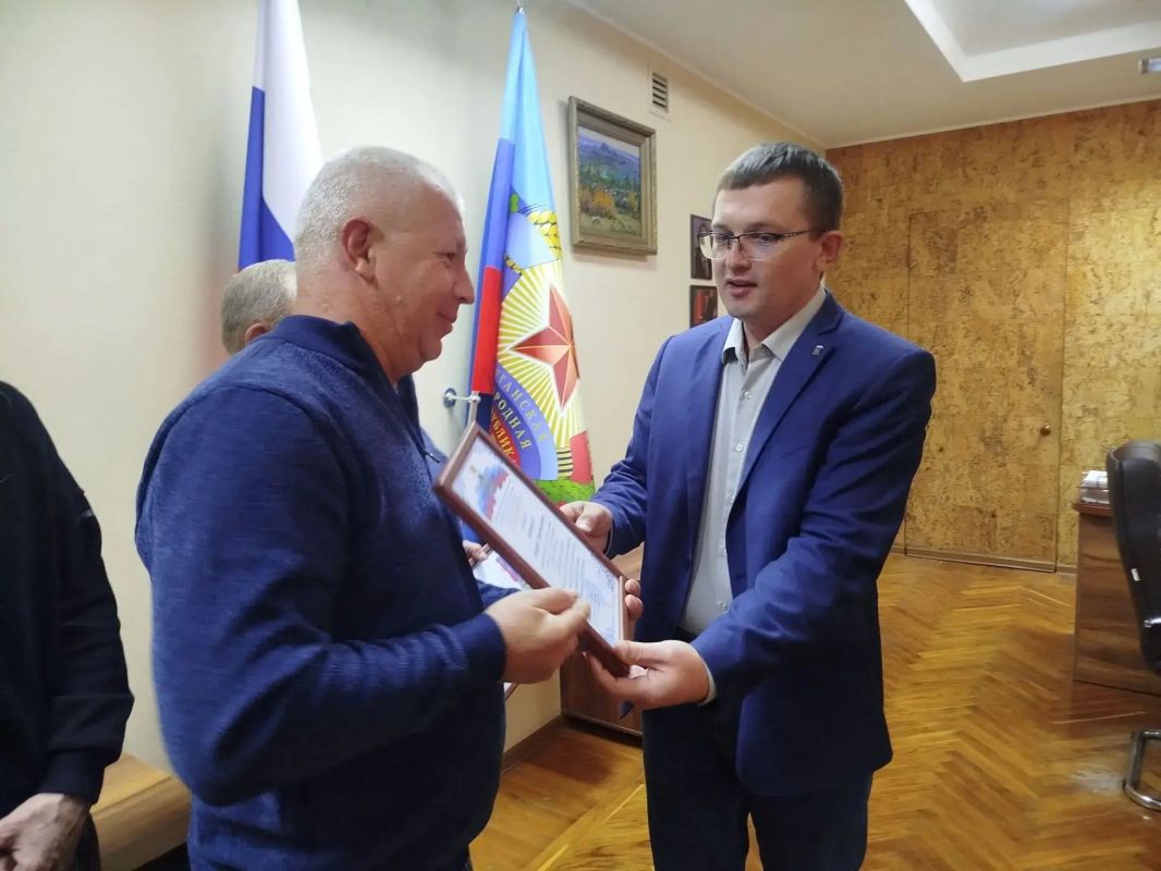Накануне Дня работника дорожного хозяйства чествовал тех,чей труд зачастую остаётся незамеченным, но играет важнейшую роль в обеспечении безопасности на дорогах Накануне Дня работника дорожного хозяйства чествовал тех,чей труд зачастую остаётся незамеченным, но играет важнейшую роль в обеспечении безопасности на дорогах
