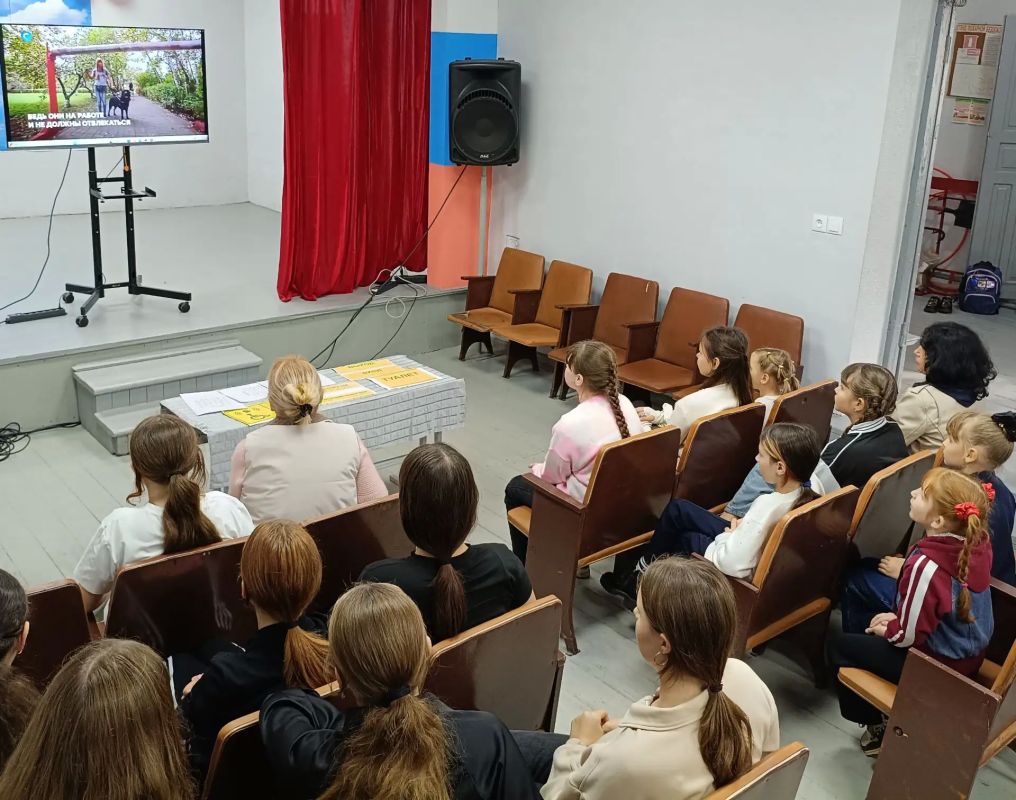 В пгт. Хрустальное состоялся клубный час «Видеть сердцем», посвящённый Дню белой трости В пгт. Хрустальное состоялся клубный час «Видеть сердцем», посвящённый Дню белой трости