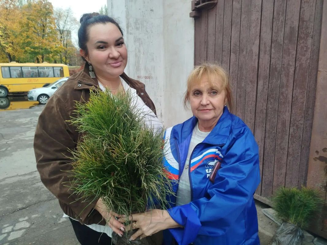 В рамках акции «Эстафета добрых дел» партии «Единая Россия» Администрация городского округа город Брянка получила саженцы сосны В рамках акции «Эстафета добрых дел» партии «Единая Россия» Администрация городского округа город Брянка получила саженцы сосны