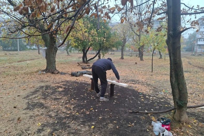 В Червонопартизанске обновили лавочки в парке на улице Первомайская — Краснопартизанская В Червонопартизанске обновили лавочки в парке на улице Первомайская — Краснопартизанская