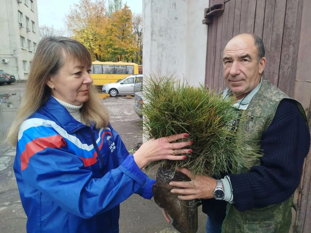 В рамках акции «Эстафета добрых дел» партии «Единая Россия» Администрация городского округа город Брянка получила саженцы сосны В рамках акции «Эстафета добрых дел» партии «Единая Россия» Администрация городского округа город Брянка получила саженцы сосны