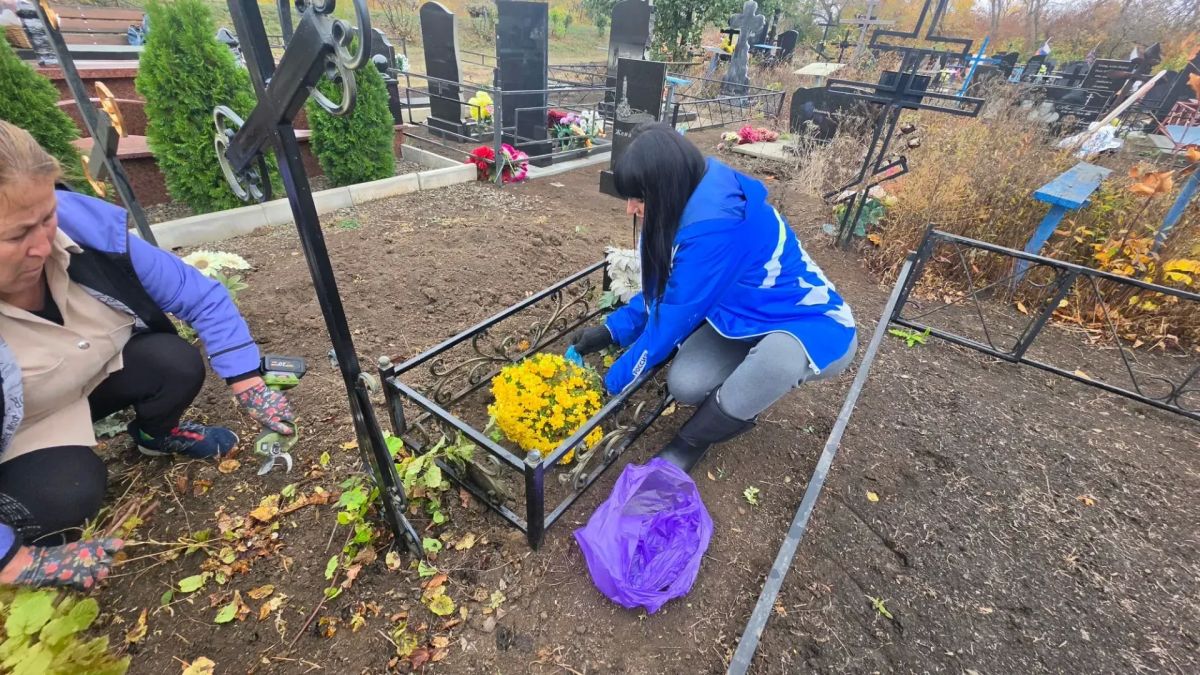 Субботник «Чистая страна»: забота о памяти и порядке Субботник «Чистая страна»: забота о памяти и порядке