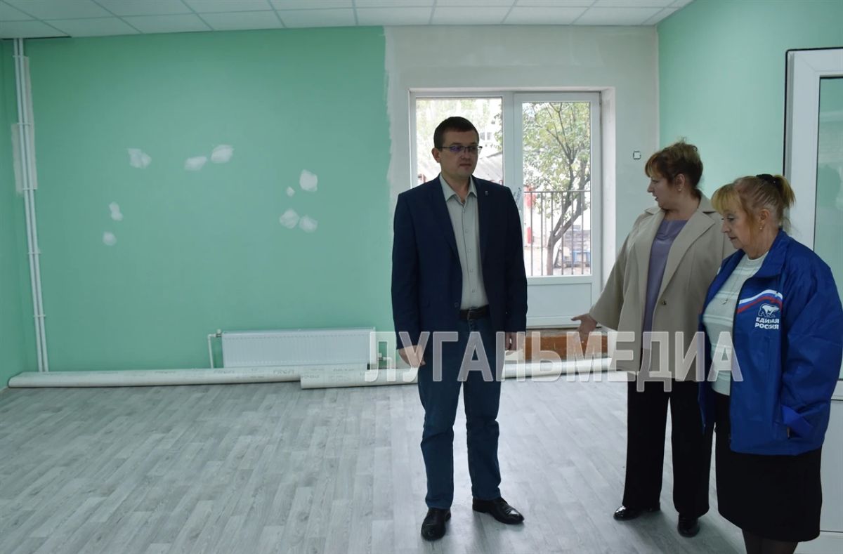 В Брянке единороссы провели инспектирование хода ремонтных работ в дошкольном подразделении УВК № 6