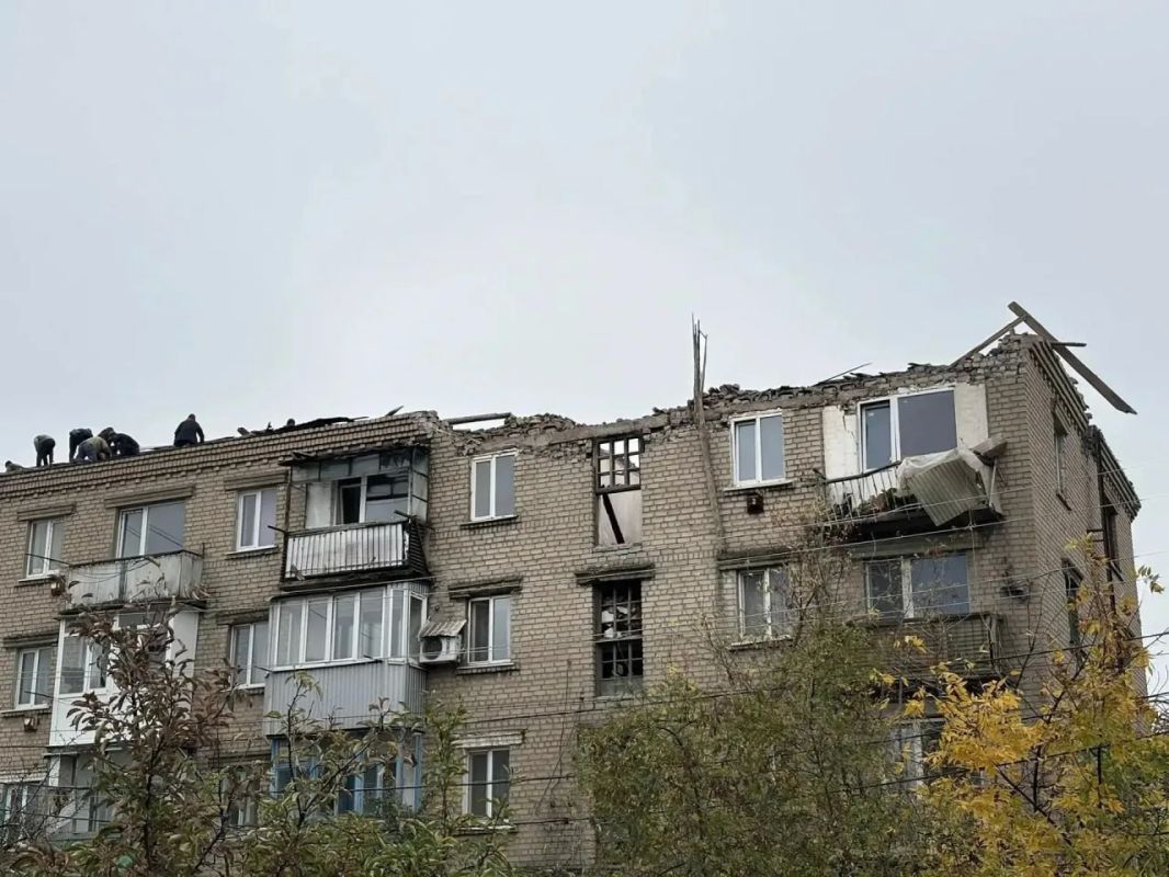 Враг ударил по многоэтажному жилому дому в Красном Луче Враг ударил по многоэтажному жилому дому в Красном Луче