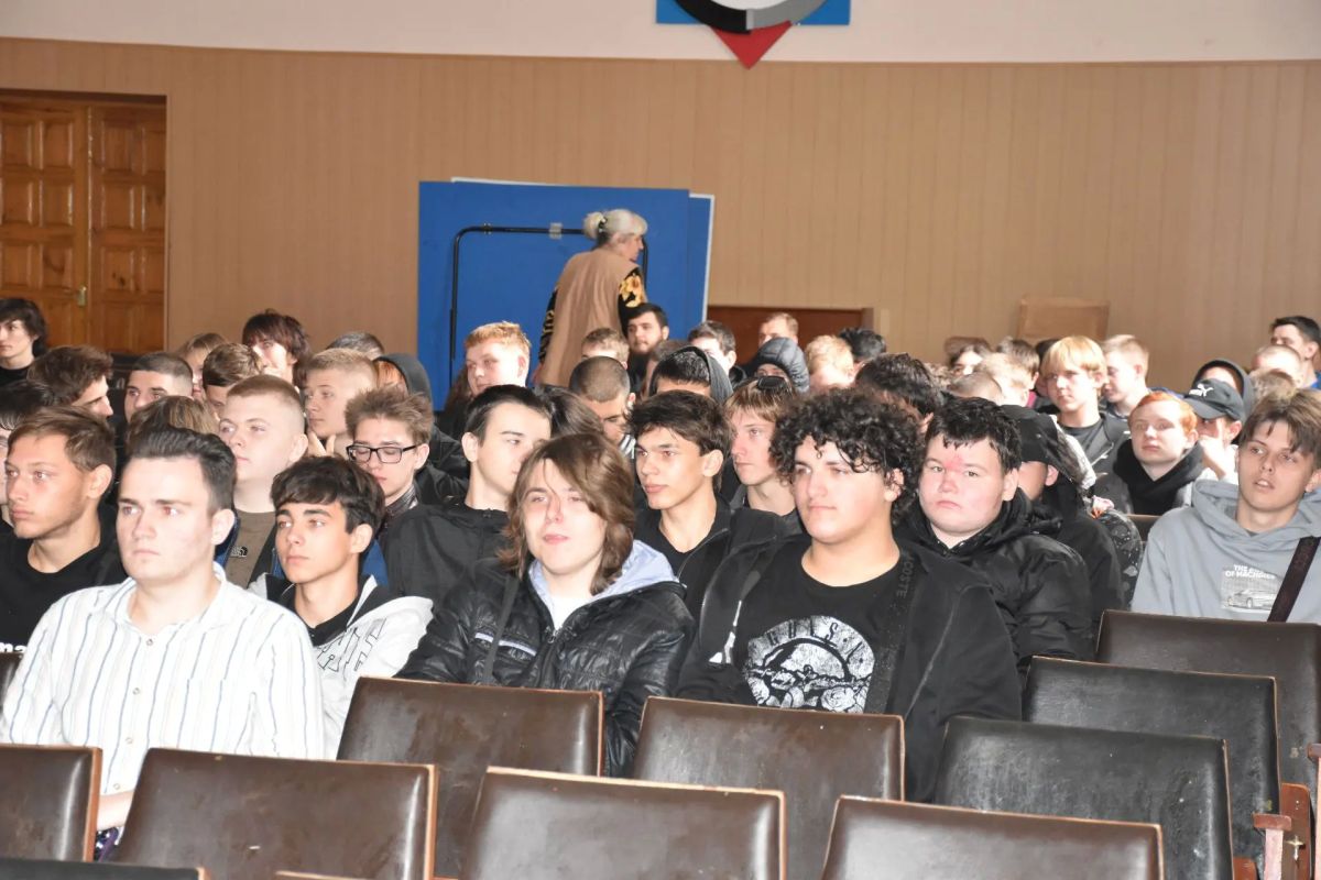 Разговор о важном: в Ровеньковском технико-экономическом колледже прошла встреча ко Дню призывника