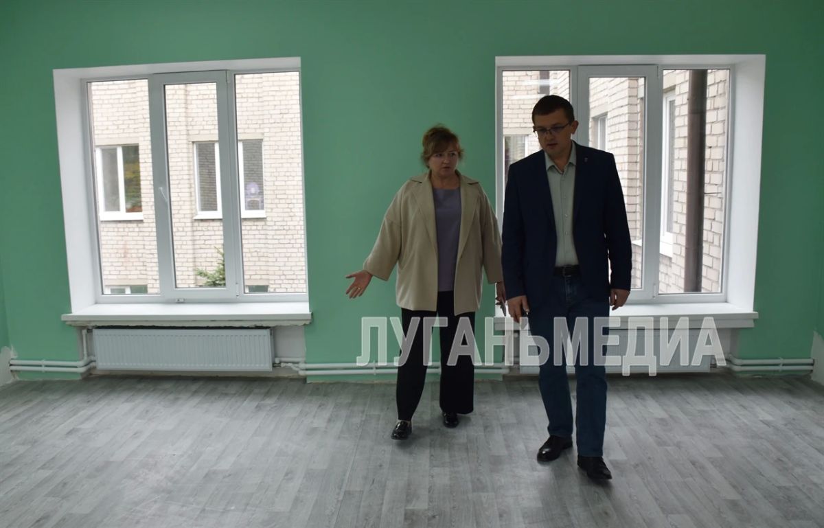 В Брянке единороссы провели инспектирование хода ремонтных работ в дошкольном подразделении УВК № 6 В Брянке единороссы провели инспектирование хода ремонтных работ в дошкольном подразделении УВК № 6