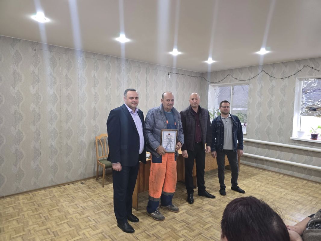 Сергей Крамаренко вручил Благодарности лучшим дорожникам Славяносербского округа Сергей Крамаренко вручил Благодарности лучшим дорожникам Славяносербского округа