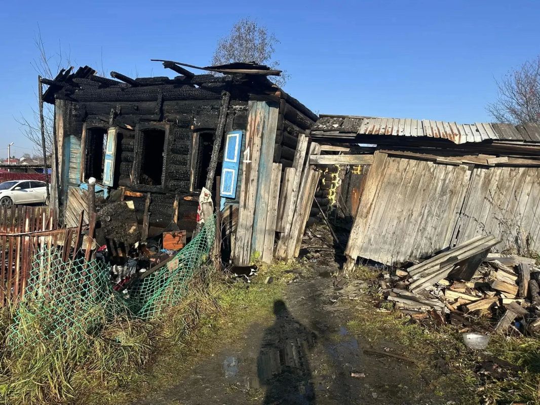 13-летний мальчик погиб при пожаре в частном доме на Урале, спасая свою бабушку и собаку, сообщили в СК