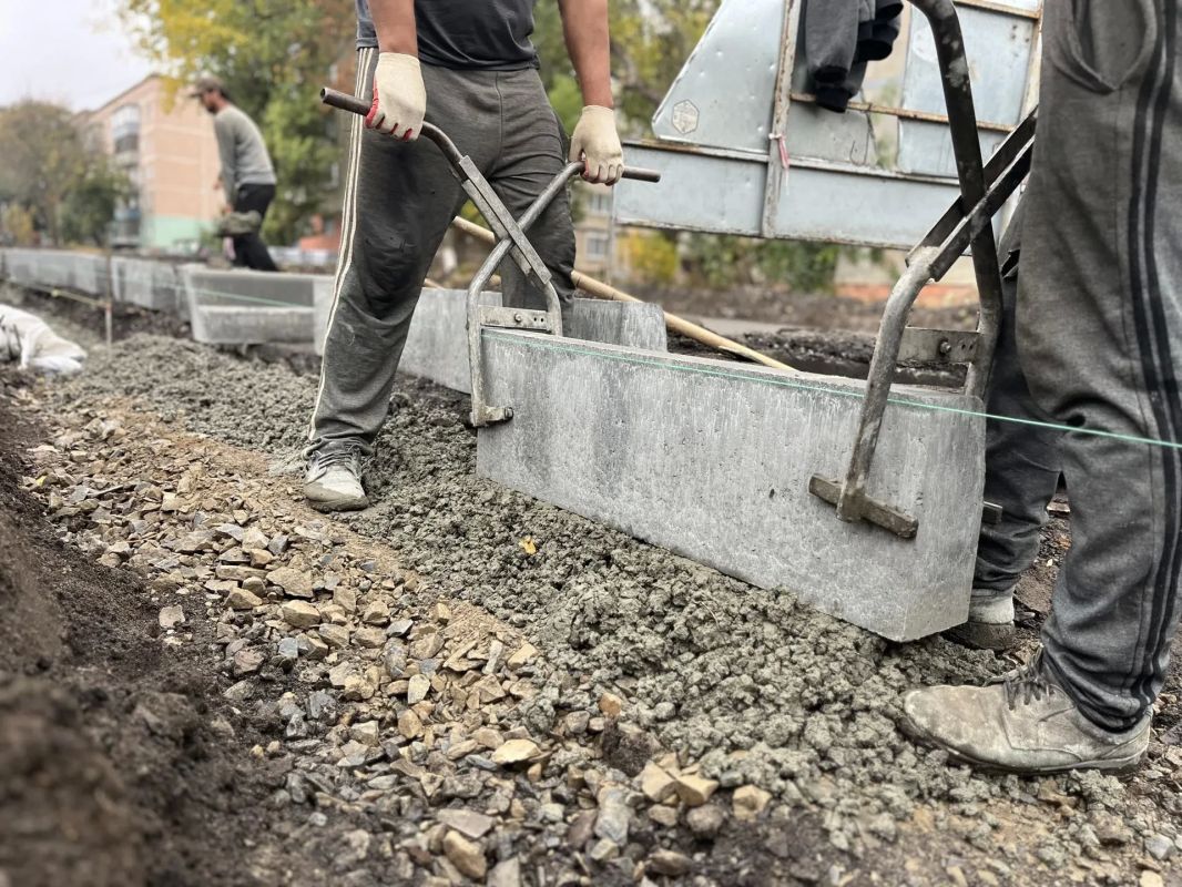В Молодогвардейске продолжаются работы на улице Тюленина В Молодогвардейске продолжаются работы на улице Тюленина