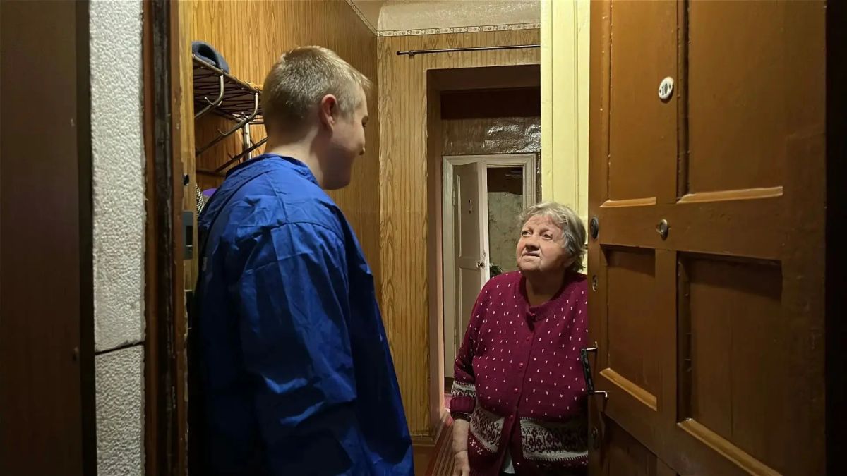 Помощь рядом: в Алчевске подвезли воду старшему поколению! Помощь рядом: в Алчевске подвезли воду старшему поколению!