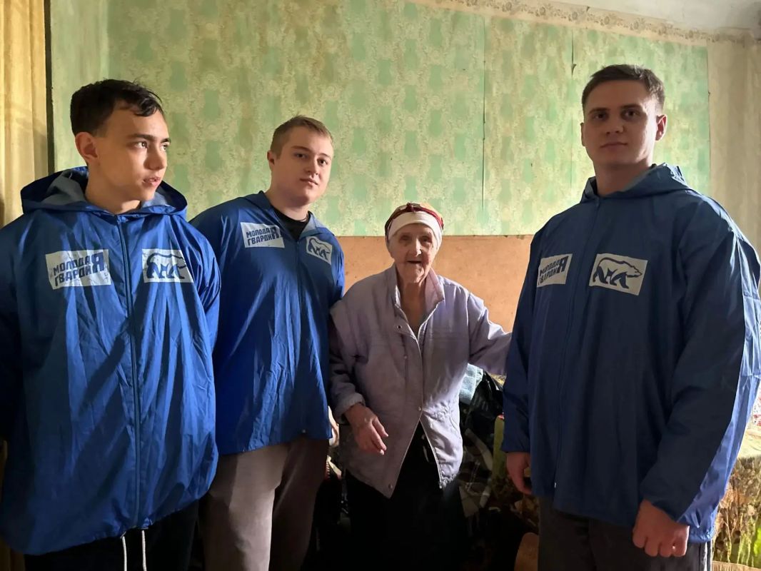 Помощь рядом: в Алчевске подвезли воду старшему поколению! Помощь рядом: в Алчевске подвезли воду старшему поколению!