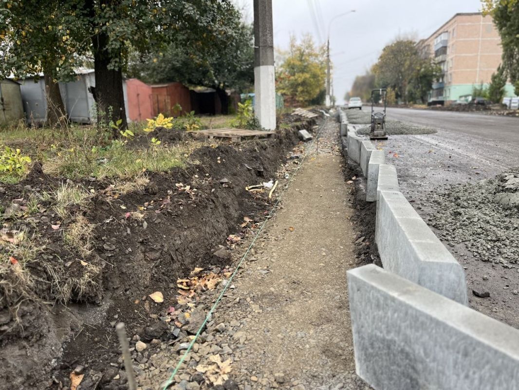 На улице Земнухова в г. Молодогвардейске обозначают границы будущей проезжей части На улице Земнухова в г. Молодогвардейске обозначают границы будущей проезжей части