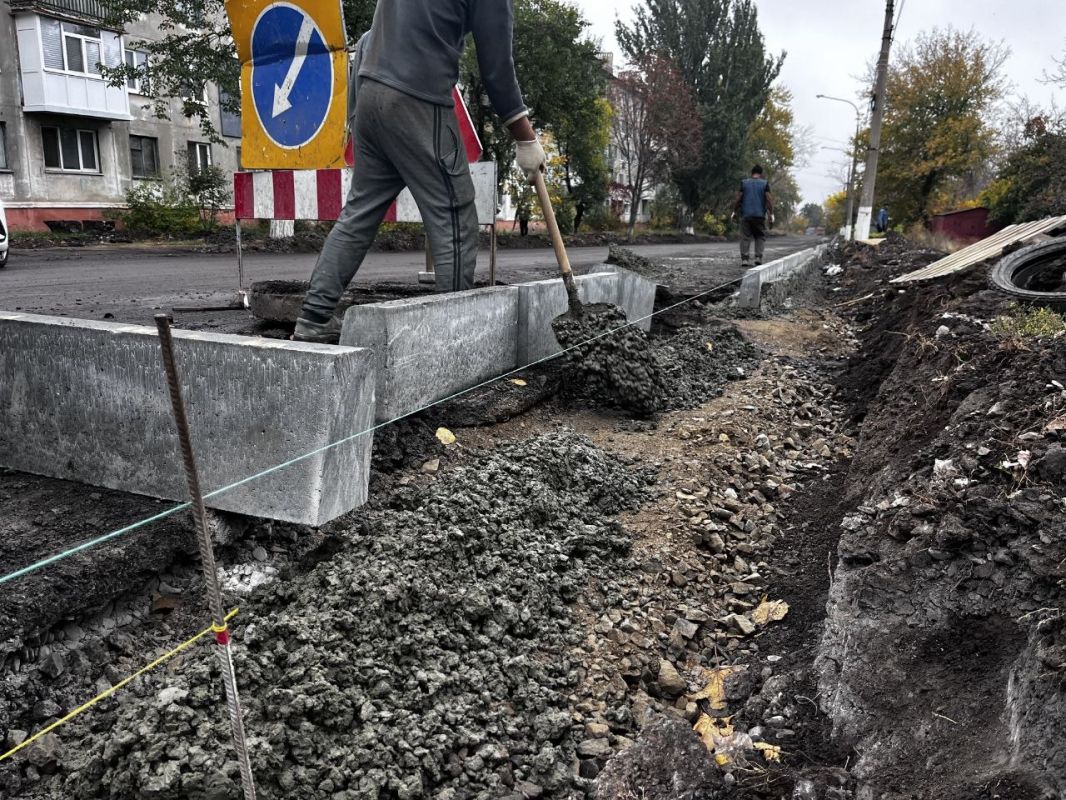 На улице Земнухова в г. Молодогвардейске обозначают границы будущей проезжей части На улице Земнухова в г. Молодогвардейске обозначают границы будущей проезжей части