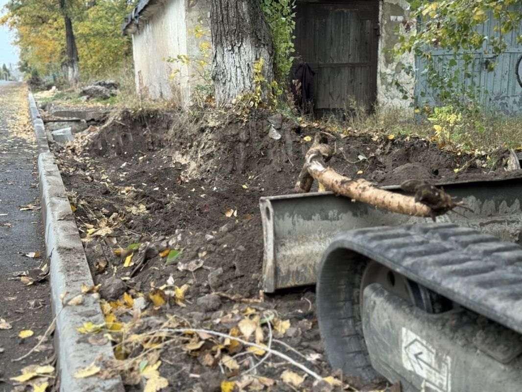 В Молодогвардейске благоустраивают территорию возле обновленного дорожного покрытия В Молодогвардейске благоустраивают территорию возле обновленного дорожного покрытия