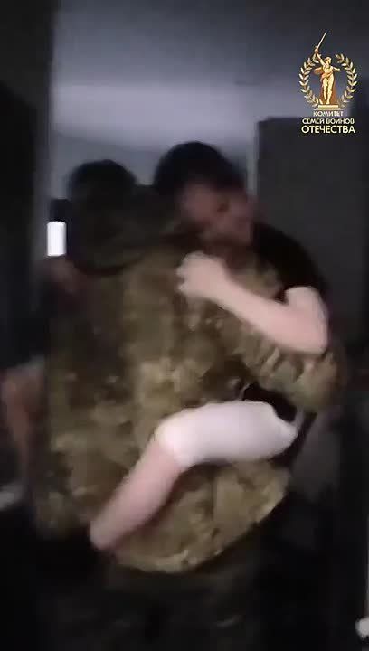 Сегодня — День отца. От всего сердца поздравляем всех настоящих пап! И особенно — тех, кто сейчас далеко