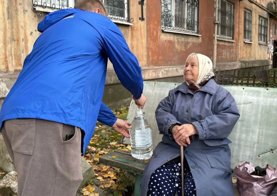 Помощь рядом: в Алчевске подвезли воду старшему поколению!