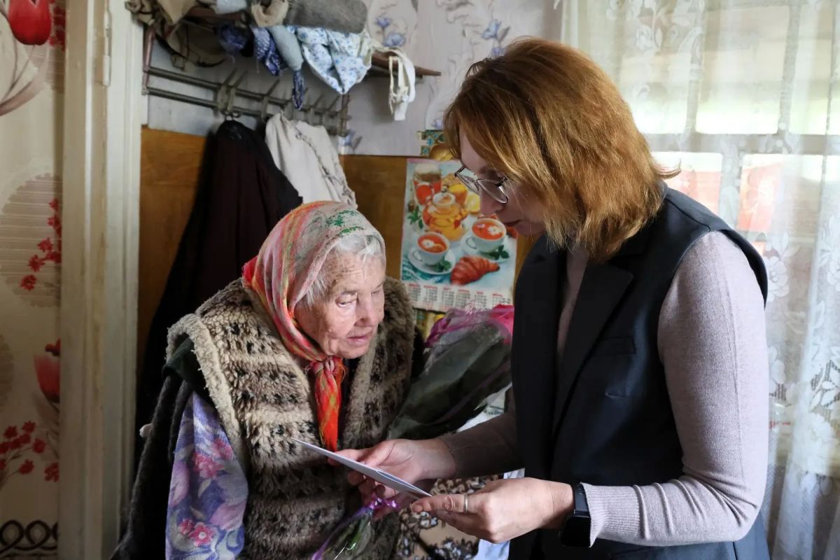 Заместитель Главы Администрации города Рубежное Евгения Волкова от имени Главы Администрации и от себя лично поздравила ветерана Ященко Татьяну Елизаровну с 95летием, вручила ей памятный подарок от Администрации города, а... Заместитель Главы Администрации города Рубежное Евгения Волкова от имени Главы Администрации и от себя лично поздравила ветерана Ященко Татьяну Елизаровну с 95летием, вручила ей памятный подарок от Администрации города, а...