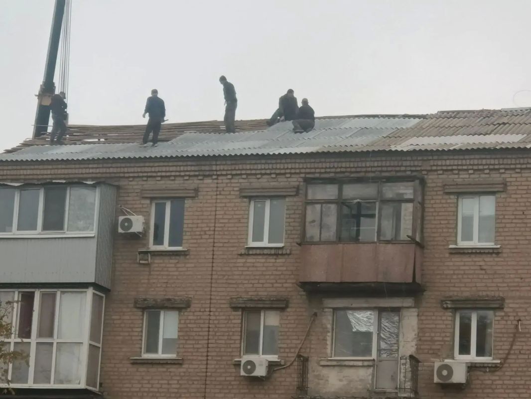 В Красном Луче коммунальщики оперативно закрыли тепловой контур дома, пострадавшего от атаки БПЛА в конце прошлой недели В Красном Луче коммунальщики оперативно закрыли тепловой контур дома, пострадавшего от атаки БПЛА в конце прошлой недели
