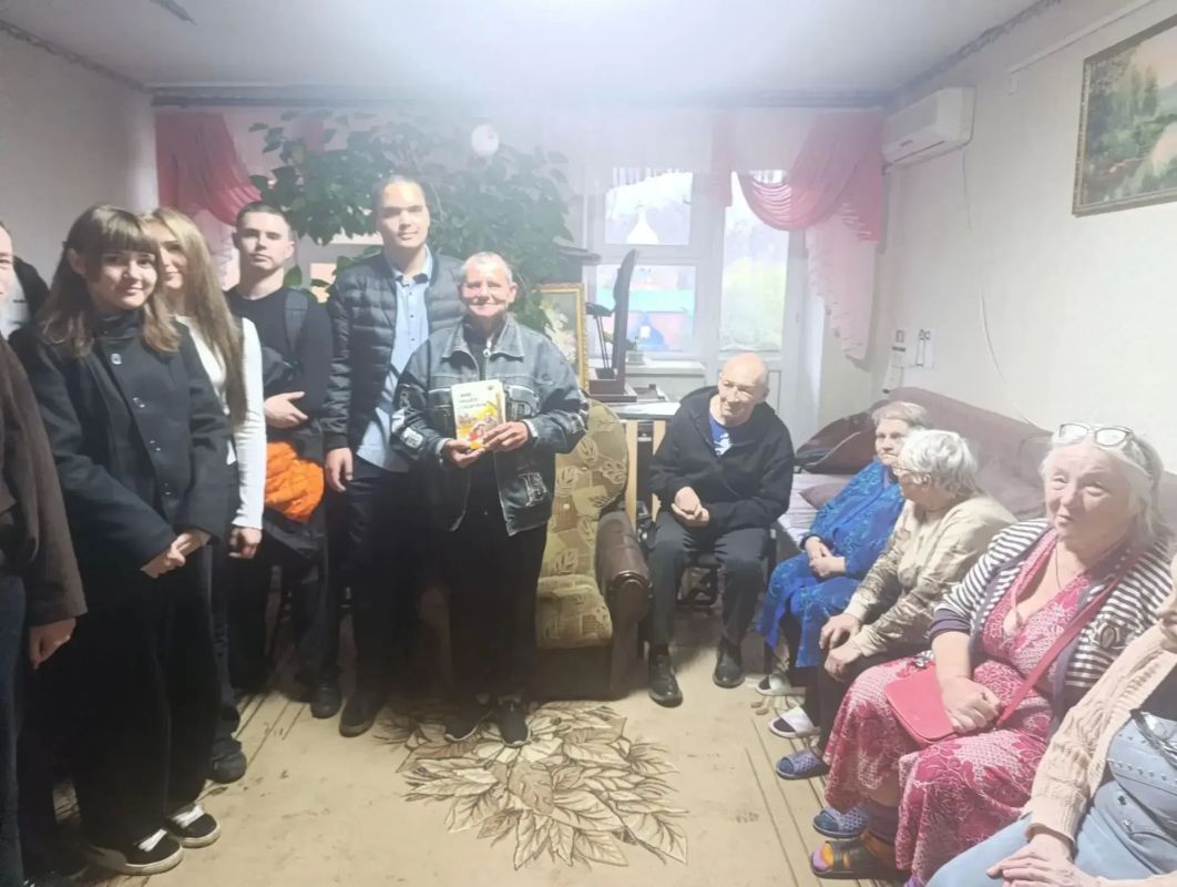 Волонтёрский отряд 11 класса Ровеньковской гимназии имени писателя Н.Трублаини, совместно с классным руководителем посетил Дом престарелых