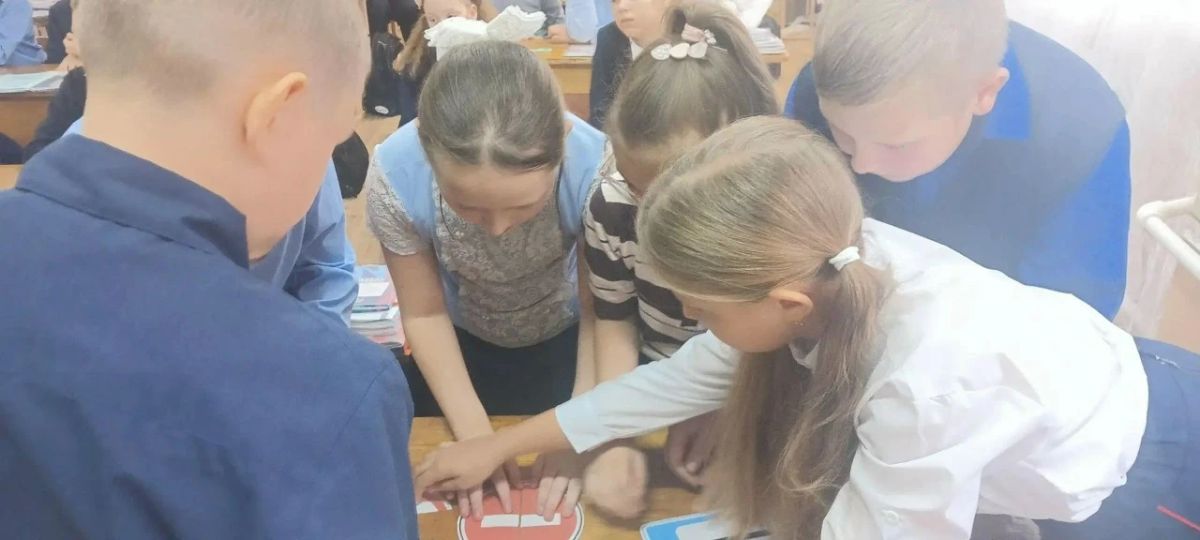 В Лутугинской школе №2 прошла викторина «Знатоки дорожного движения» В Лутугинской школе №2 прошла викторина «Знатоки дорожного движения»