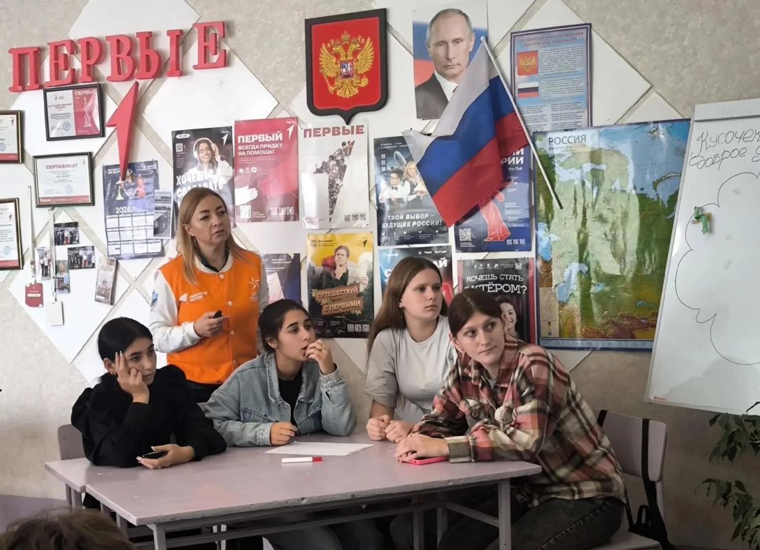 В Лутугинском колледже прошёл экранный квиз «Супер папа», посвящённый Дню отца