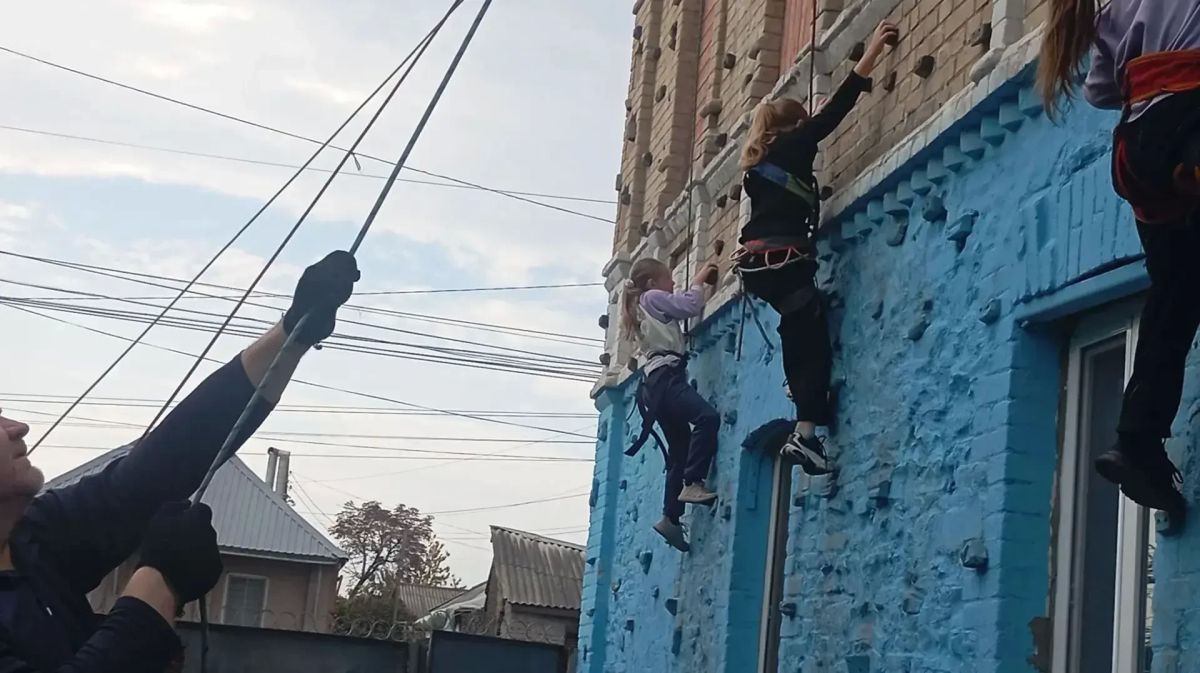 Традиционные осенние соревнования по скалолазанию прошли в Ровеньковском центре детского, юношеского туризма и краеведения Традиционные осенние соревнования по скалолазанию прошли в Ровеньковском центре детского, юношеского туризма и краеведения