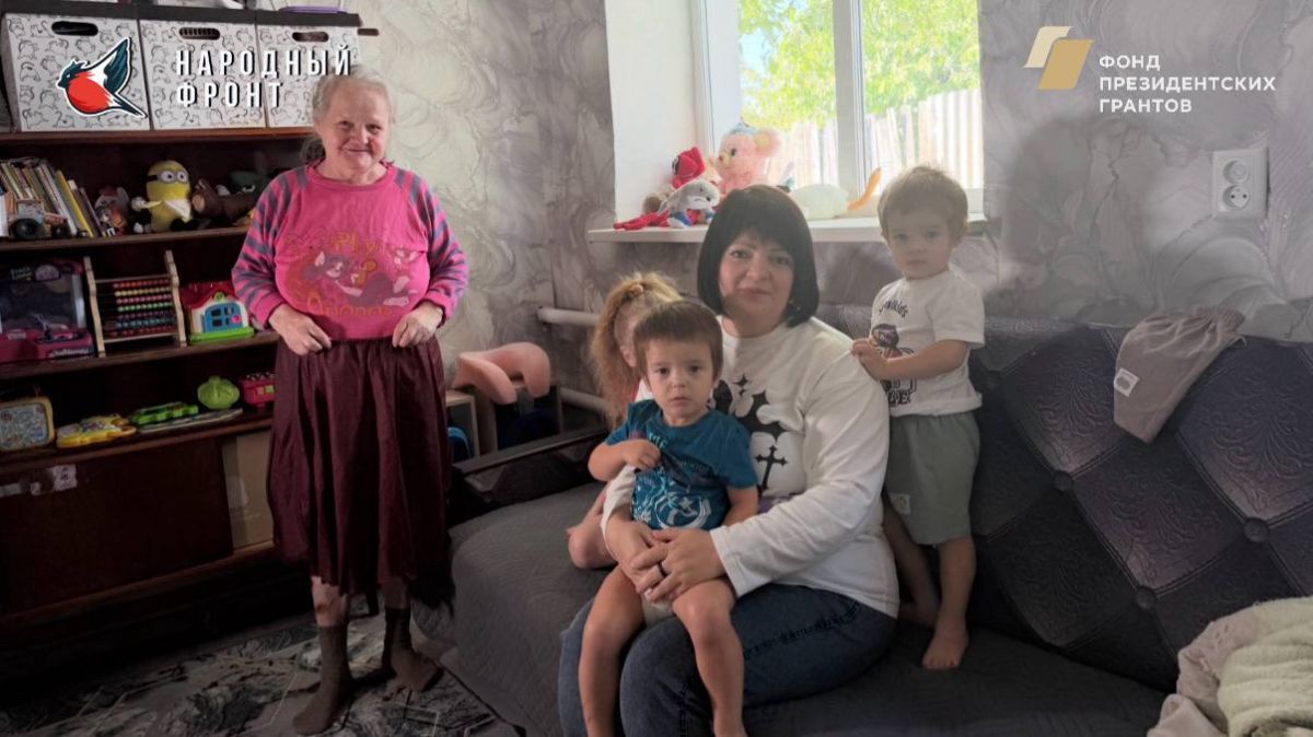 Снегири снова в деле!. Молодежка Народного Фронта совместно с РИК НФ ЛНР навестили пять многодетных семей.Ребята доставили гуманитарные наборы: продукты, гигиена, всё самое нужное Снегири снова в деле!. Молодежка Народного Фронта совместно с РИК НФ ЛНР навестили пять многодетных семей.Ребята доставили гуманитарные наборы: продукты, гигиена, всё самое нужное