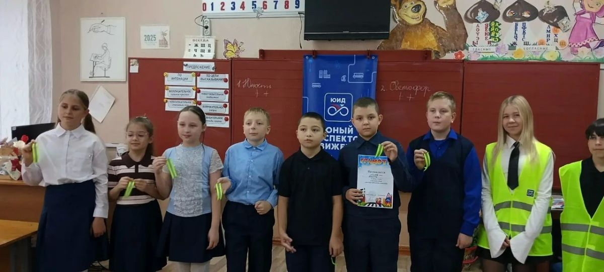 В Лутугинской школе №2 прошла викторина «Знатоки дорожного движения» В Лутугинской школе №2 прошла викторина «Знатоки дорожного движения»