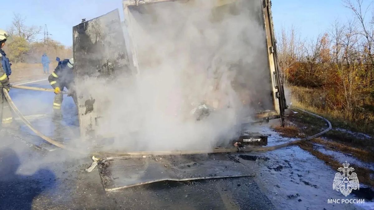 Спасатели МЧС России ликвидировали возгорание грузового автомобиля, возникшее в результате атаки БПЛА Спасатели МЧС России ликвидировали возгорание грузового автомобиля, возникшее в результате атаки БПЛА