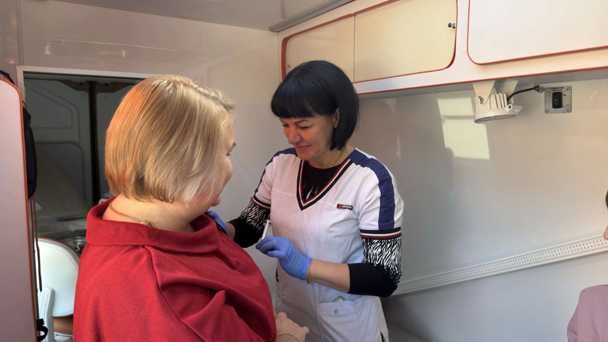 В Славяносербском округе продолжается вакцинация против гриппа и COVID-19: работают мобильные бригады В Славяносербском округе продолжается вакцинация против гриппа и COVID-19: работают мобильные бригады