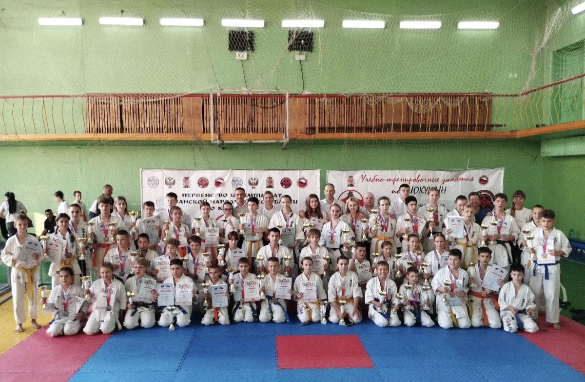 В Красном Луче прошли Чемпионат и Первенство ЛНР по киокушин!