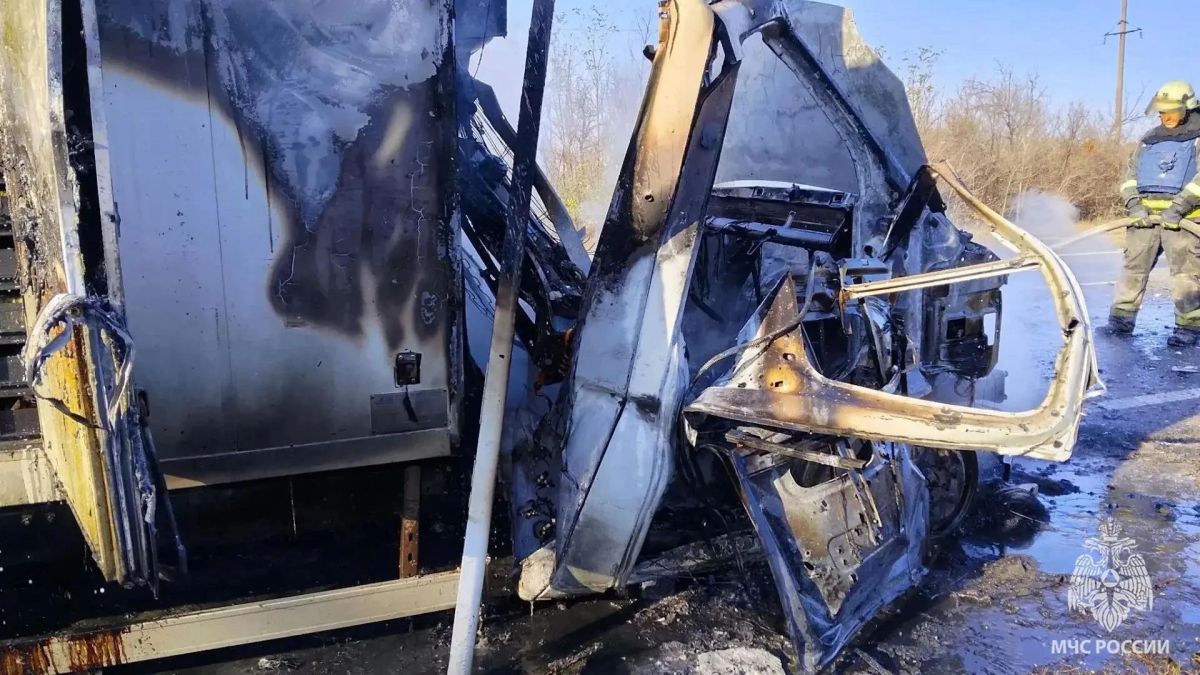 Спасатели МЧС России ликвидировали возгорание грузового автомобиля, возникшее в результате атаки БПЛА Спасатели МЧС России ликвидировали возгорание грузового автомобиля, возникшее в результате атаки БПЛА