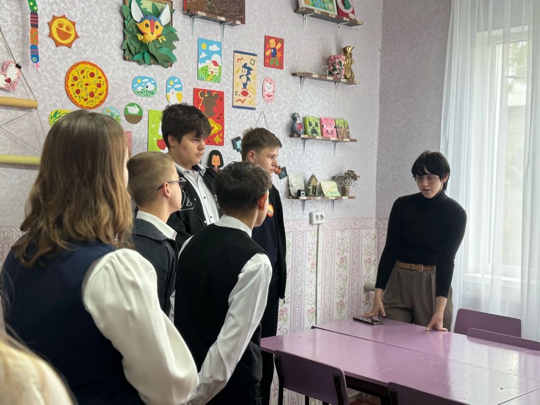 Для восьмиклассников Лутугинской школы №1 провели профтур в доме творчества Для восьмиклассников Лутугинской школы №1 провели профтур в доме творчества