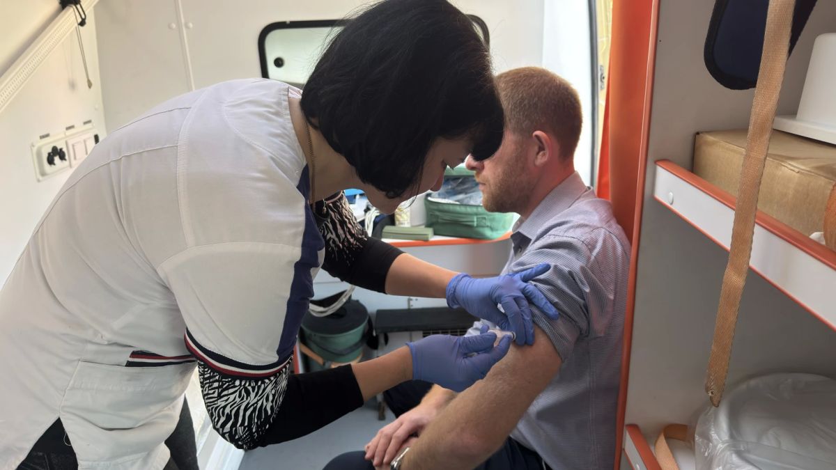 В Славяносербском округе продолжается вакцинация против гриппа и COVID-19: работают мобильные бригады В Славяносербском округе продолжается вакцинация против гриппа и COVID-19: работают мобильные бригады
