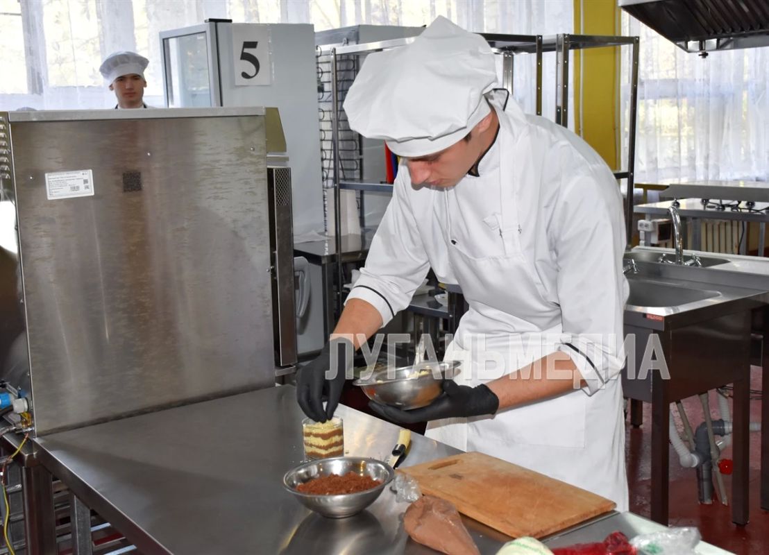 В Краснолучском колледже будущие повара провели кулинарные мастер-классы в честь профессионального праздника В Краснолучском колледже будущие повара провели кулинарные мастер-классы в честь профессионального праздника