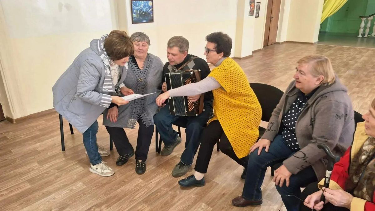 Беседы на лавочке у подъезда, просмотр сериалов и бесконечные поездки на дачу Беседы на лавочке у подъезда, просмотр сериалов и бесконечные поездки на дачу