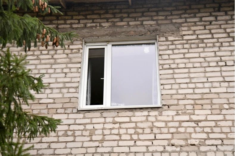 Красноярская аварийно-восстановительная бригада установила окна в доме, пострадавшем от атаки БПЛА252325 Красноярская аварийно-восстановительная бригада установила окна в доме, пострадавшем от атаки БПЛА252325