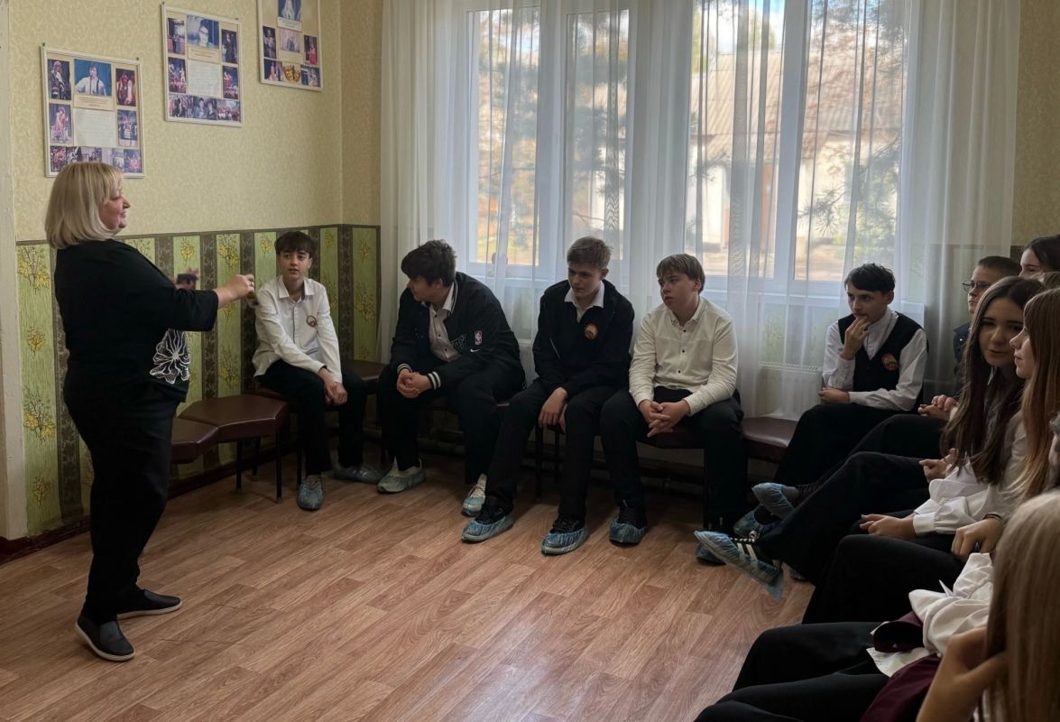 Для восьмиклассников Лутугинской школы №1 провели профтур в доме творчества Для восьмиклассников Лутугинской школы №1 провели профтур в доме творчества