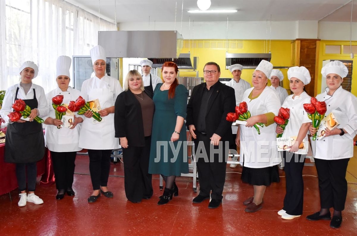 В Краснолучском колледже будущие повара провели кулинарные мастер-классы в честь профессионального праздника В Краснолучском колледже будущие повара провели кулинарные мастер-классы в честь профессионального праздника