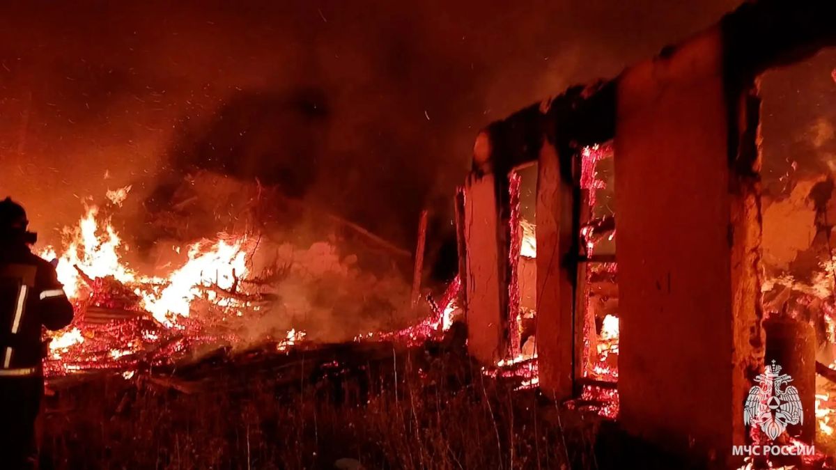 Шесть хозпостроек загорелись после атаки БПЛА в Вахрушево