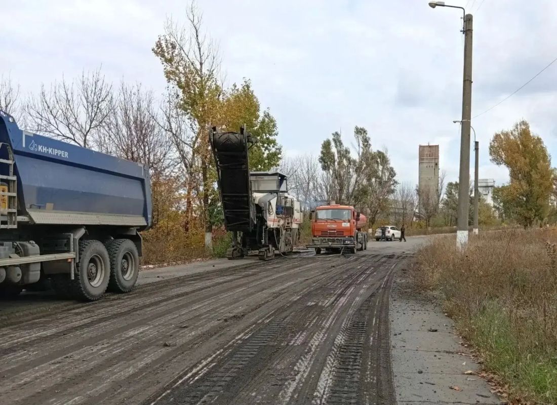 В поселке Дубовский Антрацитовского м.о. продолжается капитальный ремонт дорог по Народной программе «Единой России» В поселке Дубовский Антрацитовского м.о. продолжается капитальный ремонт дорог по Народной программе «Единой России»