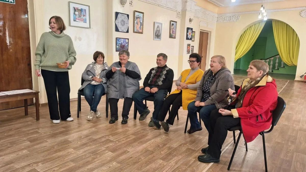 Беседы на лавочке у подъезда, просмотр сериалов и бесконечные поездки на дачу Беседы на лавочке у подъезда, просмотр сериалов и бесконечные поездки на дачу