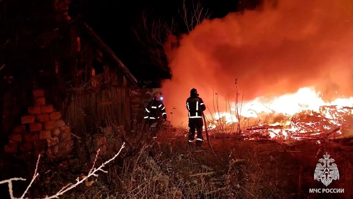Шесть хозпостроек загорелись после атаки БПЛА в Вахрушево Шесть хозпостроек загорелись после атаки БПЛА в Вахрушево