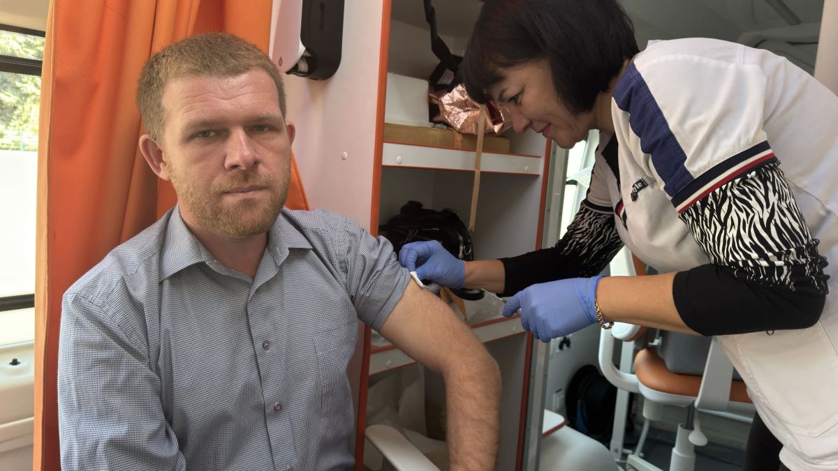 В Славяносербском округе продолжается вакцинация против гриппа и COVID-19: работают мобильные бригады