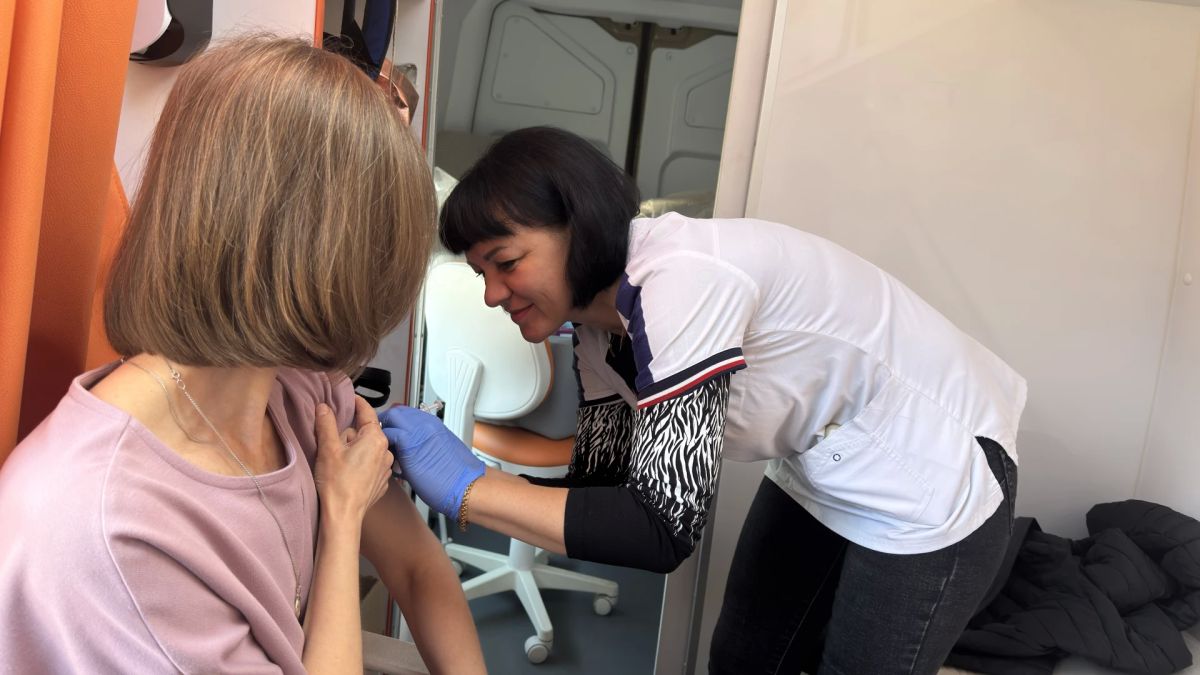 В Славяносербском округе продолжается вакцинация против гриппа и COVID-19: работают мобильные бригады В Славяносербском округе продолжается вакцинация против гриппа и COVID-19: работают мобильные бригады
