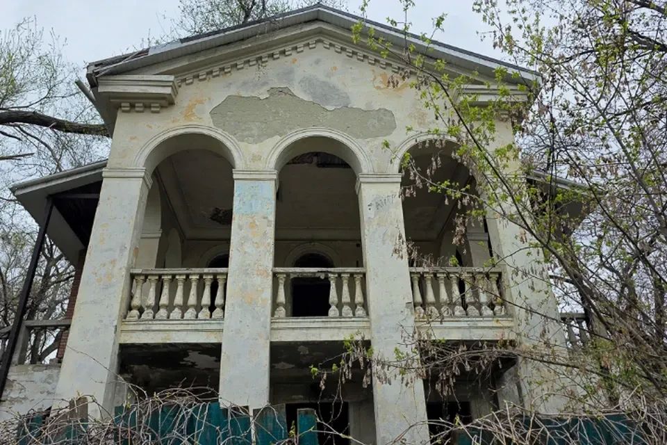 «Особняк Холодилина»: как заброшенное здание в Луганске обросло легендами, а правда оказалась интереснее