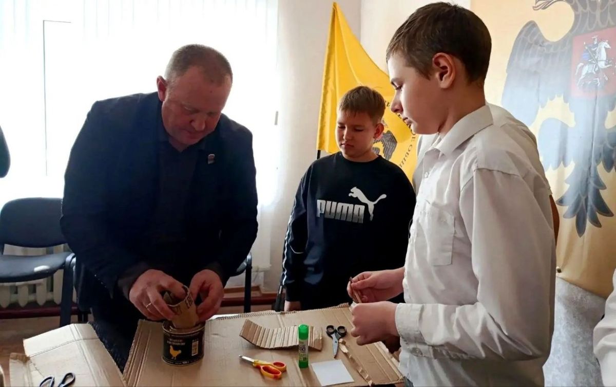 Тепло наших сердец — фронту: в Новоайдаре прошла акция «Окопная свеча» Тепло наших сердец — фронту: в Новоайдаре прошла акция «Окопная свеча»