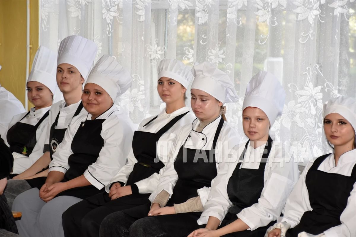 В Краснолучском колледже будущие повара провели кулинарные мастер-классы в честь профессионального праздника В Краснолучском колледже будущие повара провели кулинарные мастер-классы в честь профессионального праздника